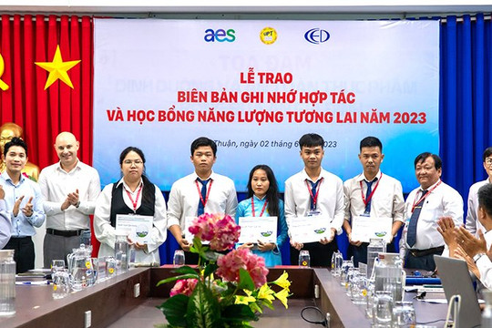 AES Việt Nam trao tặng 5 suất học bổng cho sinh viên UPT