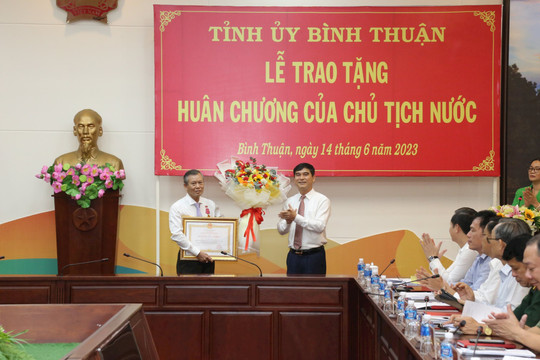 Đồng chí Hoàng Đình Nghĩa được tặng thưởng Huân chương lao động Hạng Nhì