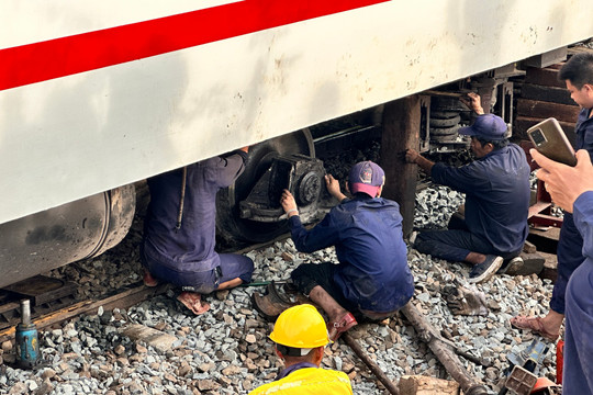 Tàu lửa SE2 bị trật bánh ở Hàm Thuận Nam, đường sắt gián đoạn