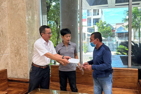 Công ty TNHH Xổ số kiến thiết Bình Thuận:
Trao tặng tiền hỗ trợ người có hoàn cảnh khó khăn