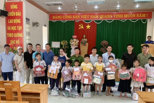 Tánh Linh: Tặng quà cho học sinh, trẻ em nghèo