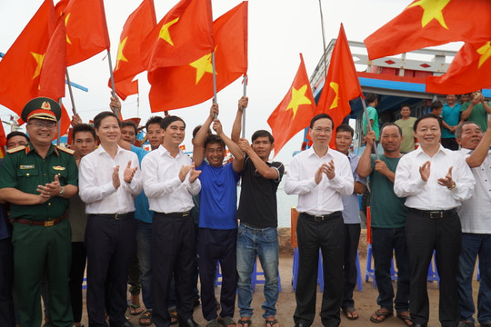
Chủ tịch nước Võ Văn Thưởng thăm Đảng bộ và nhân dân huyện Phú Quý