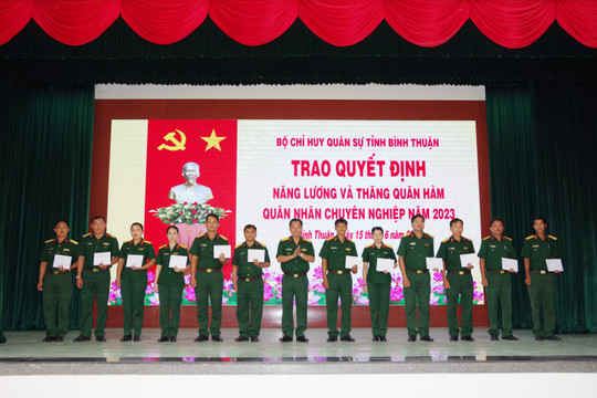 Bộ CHQS tỉnh: 99 quân nhân chuyên nghiệp được nâng lương, phiên quân hàm