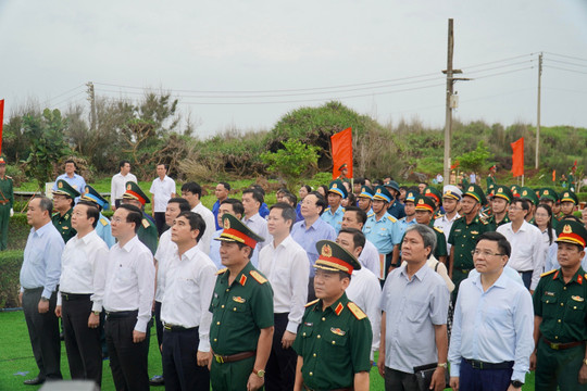 State President Vo Van Thuong pays a working visit to the Phu Quy Island District