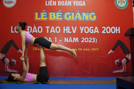 Trao chứng nhận khóa huấn luyện viên Yoga đầu tiên của tỉnh