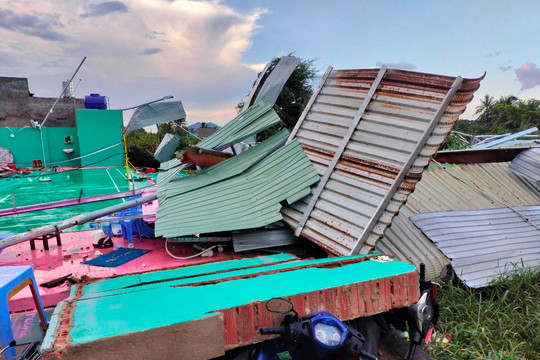 Hàm Thuận Bắc: 
Lốc xoáy đánh sập nhà tập cầu lông, ngã gãy nhiều trụ điện