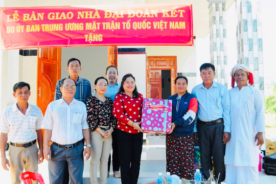 Trao nhà “Đại đoàn kết” cho hộ nghèo huyện Hàm Thuận Bắc