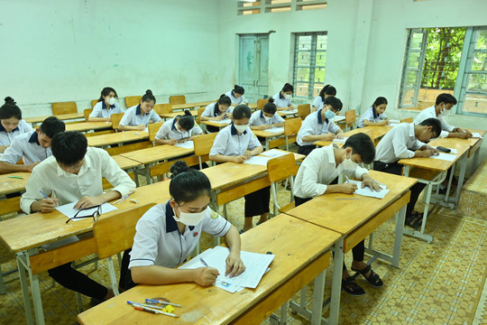 218 thí sinh Trường THPT dân tộc nội trú bước vào môn thi đầu tiên