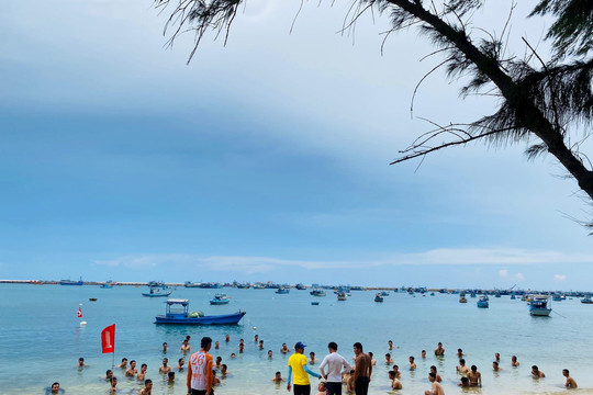 
Phú Quý: 100 học viên tập huấn cứu hộ, đuối nước