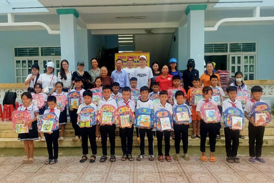 Tánh Linh: Trao tặng quà và sách cho học sinh nghèo