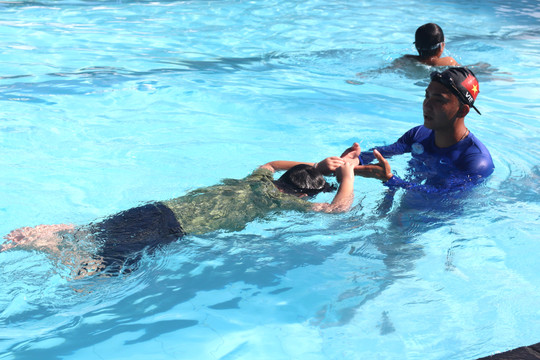 Phan Thiết: Lớp bơi dành cho những trẻ em khó khăn