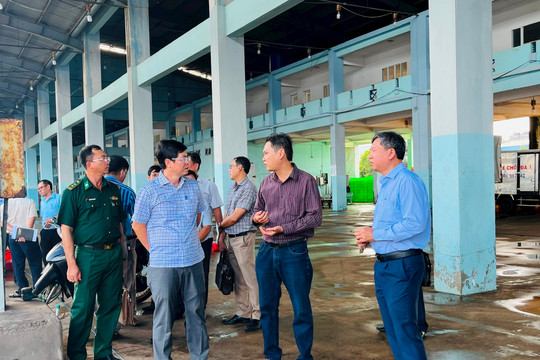 Phó Chủ tịch UBND tỉnh kiểm tra thực tế tại Trung tâm Giám sát tàu cá tỉnh và Cảng cá Phan Thiết