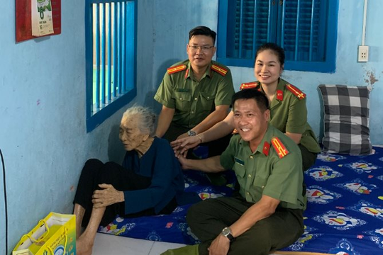 Phòng An ninh mạng và phòng chống tội phạm sử dụng công nghệ cao thăm và tặng quà Mẹ Việt Nam Anh hùng