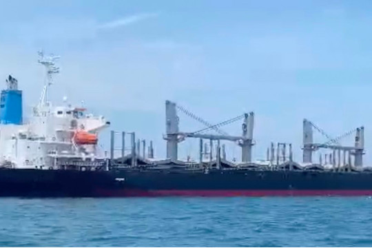 Cứu hộ tàu hàng nước ngoài mắc cạn trên vùng biển La Gi