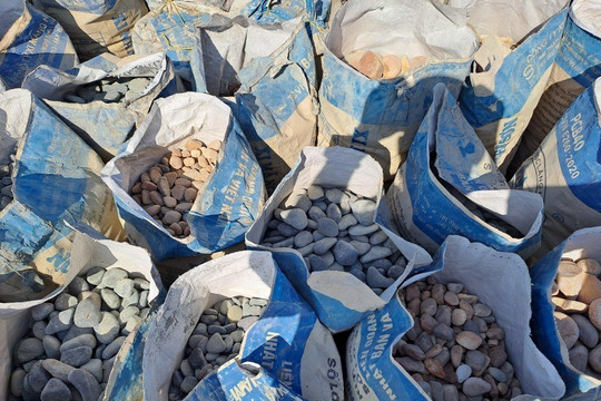Trộm hàng trăm bao đá ở bãi đá 7 màu Tuy Phong 