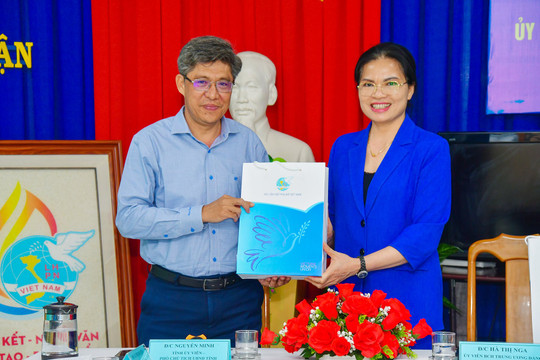 Chủ tịch Hội LHPN Việt Nam thăm và làm việc với Hội LHPN Bình Thuận 