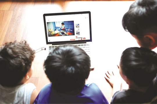 Trẻ tiếp xúc sớm với internet: Bảo vệ như thế nào?