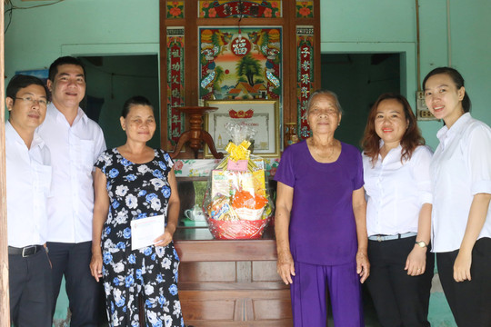 Công ty Xổ số kiến thiết Bình Thuận: Thăm, tặng quà 18 hộ gia đình chính sách