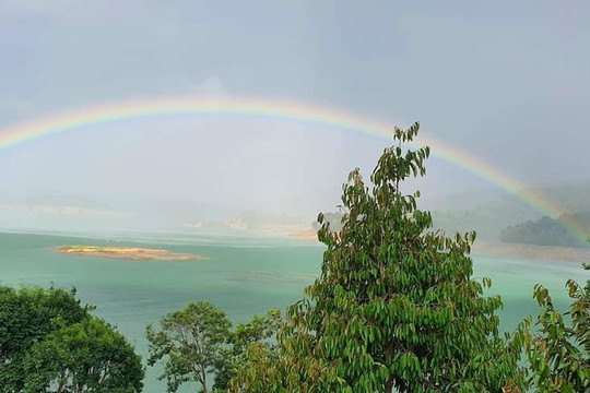 “Săn” mây trên lòng hồ Hàm Thuận