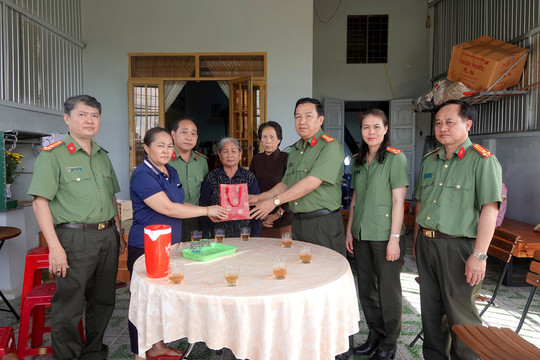 Công an tỉnh Bình Thuận san sẻ nỗi đau cùng thân nhân các gia đình liệt sỹ tại Đắk Lắk