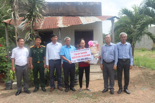 
Lãnh đạo tỉnh thăm tặng quà, nhà tình nghĩa cho người có công tại huyện Hàm Thuận Bắc