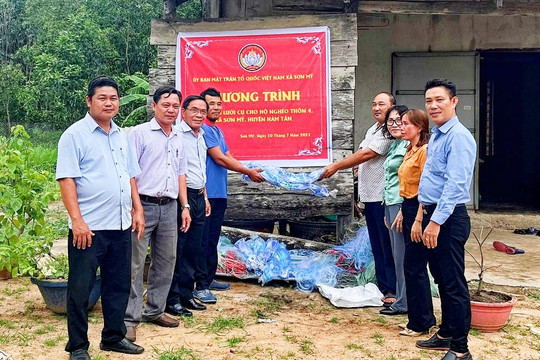Trao ngư lưới cụ và bò sinh sản cho hộ nghèo Hàm Tân