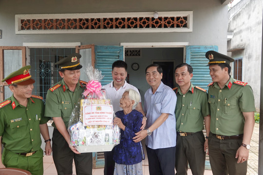 Công an tỉnh phối hợp tặng quà, cấp thuốc miễn phí cho người dân huyện Đức Linh