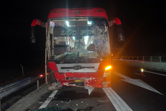 Xe khách tông nhau trên cao tốc Vĩnh Hảo-Phan Thiết, 6 người bị thương