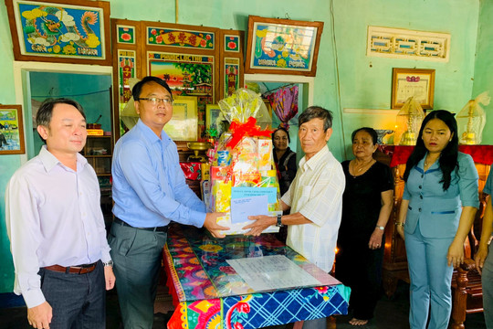 Thăm tặng quà gia đình liệt sĩ, thương binh ở Hàm Thuận Nam