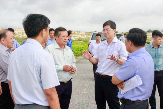 Phó Chủ tịch UBND tỉnh Nguyễn Hồng Hải khảo sát dự án Đường ven biển La Gi