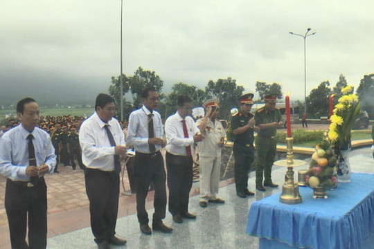 Đại đội 12.7 ly, Trung đoàn 182, Quân khu VI về viếng Nghĩa trang liệt sỹ huyện Tánh Linh