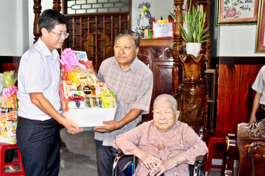 Phó Chủ tịch UBND tỉnh Nguyễn Hồng Hải tặng quà Mẹ Việt Nam Anh hùng tại Tánh Linh