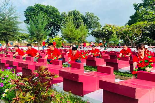 Viettel Bình Thuận dâng hương và thay hoa mộ liệt sĩ