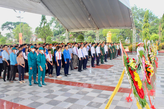 Lễ viếng các anh hùng liệt sĩ và Chủ tịch Hồ Chí Minh nhân kỷ niệm 76 năm Ngày Thương binh - Liệt sĩ