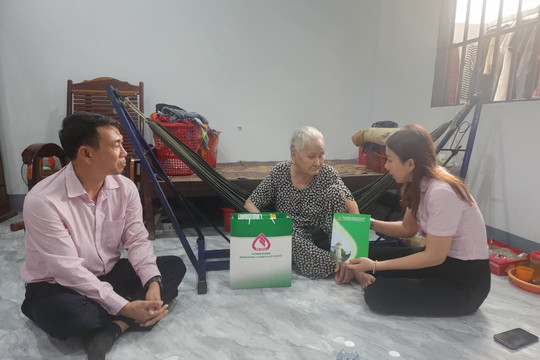 Ngân hàng Chính sách xã hội tỉnh: Thăm, tặng quà 33 Mẹ Việt Nam anh hùng và 20 gia đình chính sách