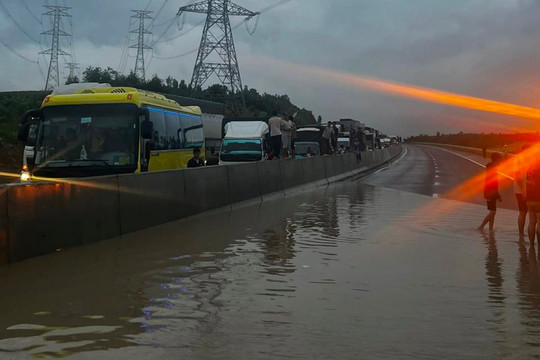 Cao tốc Phan Thiết – Dầu Giây qua  Hàm Tân ngập nặng