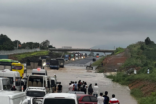 Cao tốc Phan Thiết – Dầu Giây qua Hàm Tân ngập nặng