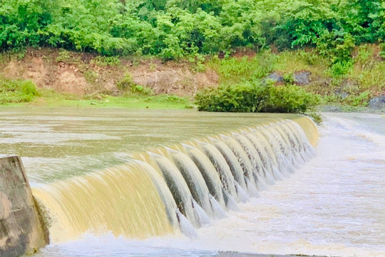 Tiếp tục tăng lưu lượng điều tiết nước qua tràn hồ Cẩm Hang