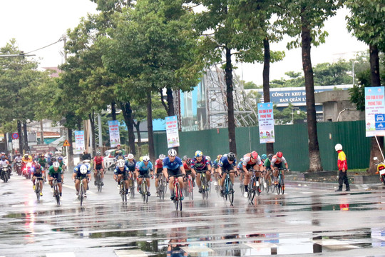 Giải đua xe đạp phong trào Bình Thuận - Ninh Thuận mở rộng lần thứ I năm 2023: Hấp dẫn trong màn mưa