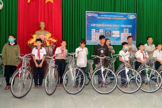 CLB tennis doanh nhân Sài Gòn tổ chức chương trình “Tiếp bước cho em đến trường”