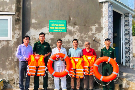 Biên phòng Phú Quý: Ra mắt điểm phao cứu sinh phòng chống đuối nước