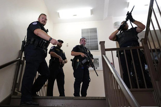 Lực lượng cảnh sát phong tỏa và lục soát tòa nhà Thượng viện Mỹ