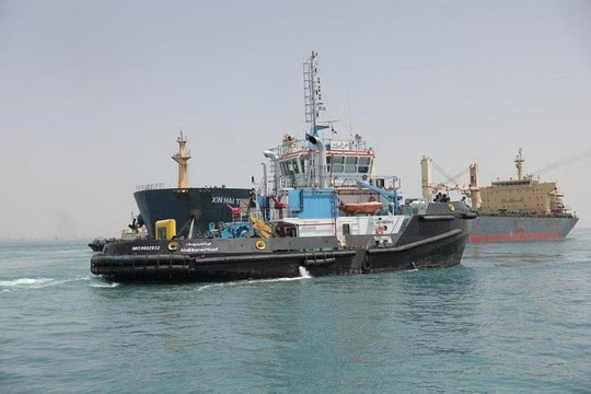 Tàu kéo chở 7 người bị chìm sau va chạm tàu chở khí tại kênh đào Suez