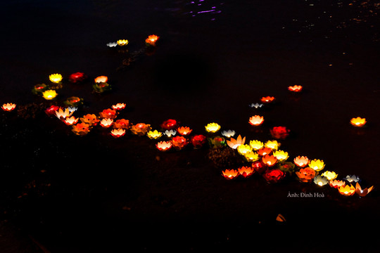 Hundreds of flower lanterns Shimmered on Ca Ty River
