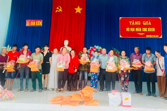 Tặng quà cho học sinh, người nghèo huyện Hàm Thuận Nam