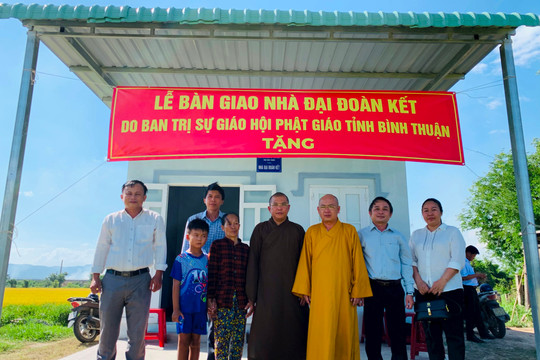 
Bàn giao 2 căn nhà “Đại đoàn kết” cho hộ nghèo ở huyện Hàm Thuận Bắc