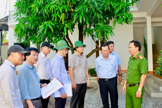 Phó Chủ tịch UBND tỉnh Nguyễn Hồng Hải kiểm tra môi trường tại Cụm công nghiệp chế biến hải sản Phú Hài