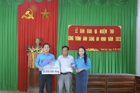 Cụm thi đua số 4, Công đoàn viên chức tỉnh: Trao công trình ánh sáng an ninh tại xã Phan Hòa
