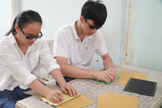 Bế giảng lớp “Xoá mù – chống tái mù và thay đổi các ký tự, ký hiệu mới của chữ Braille”