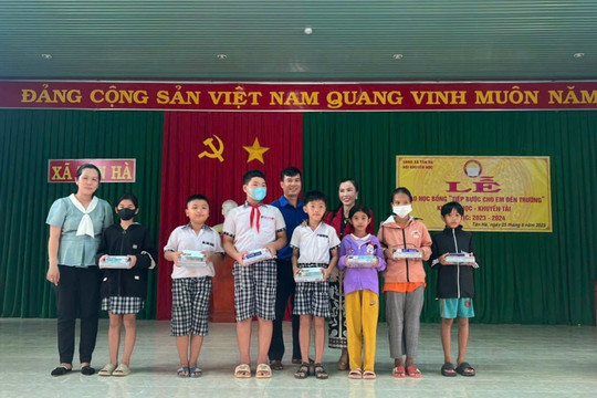 Tân Hà: Trao 164 suất học bổng "Tiếp bước cho em đến trường"